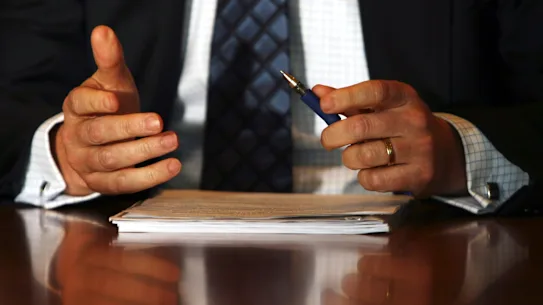 Si une augmentation de salaire vous est refusée, vous devez en discuter avec votre employeur.