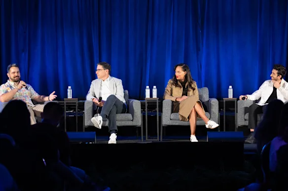 Discuter de l'avenir de Disney : le créateur de contenu Blake Silva, les dirigeants de Disney Eric Schrier et Erin Teague, et le modérateur (et créateur) Jon Youshaei.