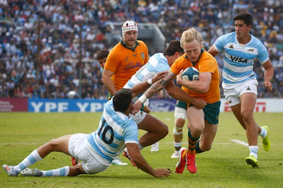 Carter Gordon des Wallabies est défié par Ignacio Mendy et Santiago Carreras.