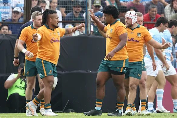 Brandon Paenga-Amosa des Wallabies célèbre après avoir marqué un essai.