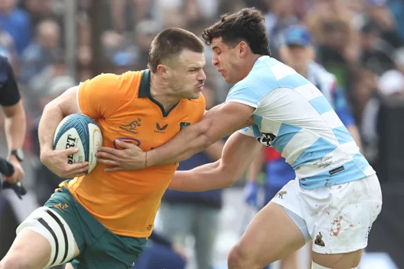 Isaac Henry des Wallabies est défié par Simon Benitez Cruz.