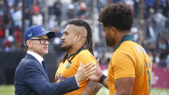 Les Kiss félicite Brandon Paenga-Amosa et Rob Valetini suite à la victoire contre l'Argentine.
