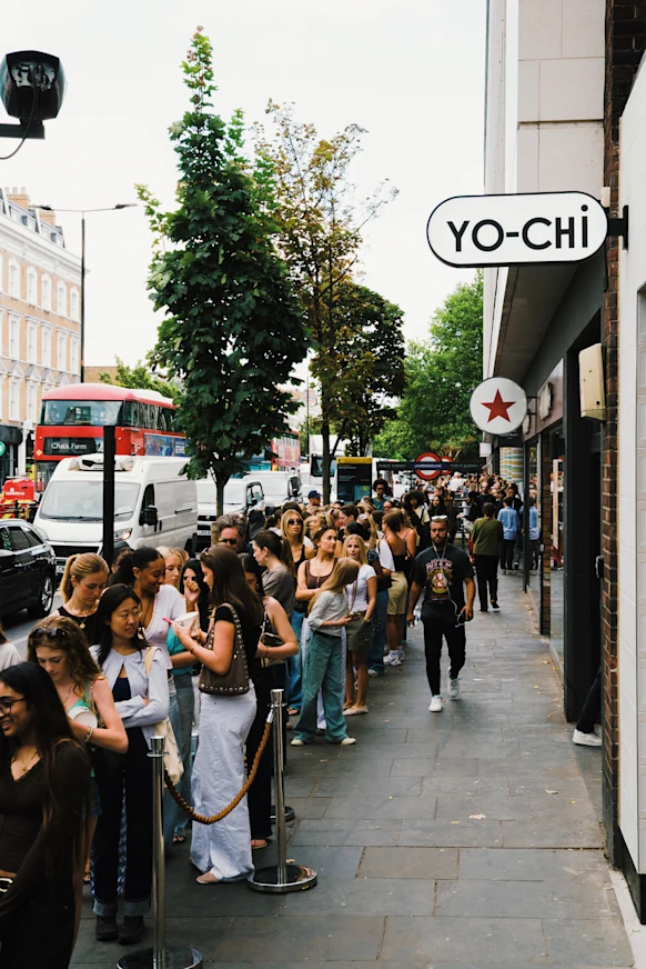 Les gens ont commencé à faire la queue à 6h30 du matin pour l'inauguration du premier avant-poste de Yo-Chi au Royaume-Uni.