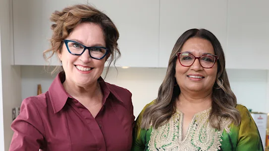 Annabel Crabb et la chef adjointe des Verts Mehreen Faruqi sur les armoires de cuisine.