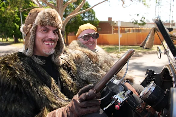 Danny Estrin et Graeme, un autre passionné d'automobile, font un tour vintage dans Precious Metal: A Love Story.