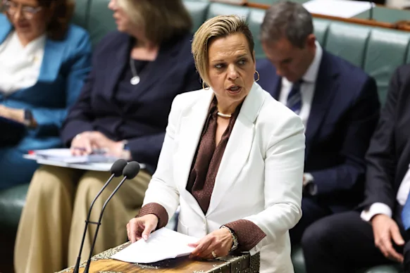 La procureure générale Michelle Rowland lors de l'heure des questions au Parlement de Canberra mercredi.