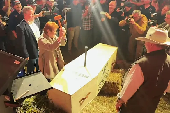Pauline Hanson, leader d'une nation, et Barnaby Joyce assistent au rassemblement Farmers Fightback à Marnoo, dans l'ouest de Victoria. 