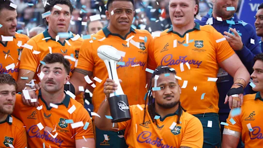 Brandon Paenga-Amosa des Wallabies brandit le trophée.