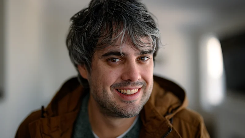 Ce nominé aux Emmy est une star en Amérique. Chez lui en Australie, personne ne connaît son nom