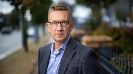 Le ministre adjoint de la Citoyenneté, Julian Hill, a déclaré que les gens devraient pouvoir s'attendre à recevoir l'aide d'un agent d'immigration qualifié, et non « d'un faux non formé et non enregistré ». 