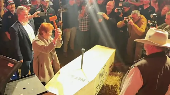 Pauline Hanson, leader d'une nation, et Barnaby Joyce assistent au rassemblement Farmers Fightback à Marnoo, dans l'ouest de Victoria.