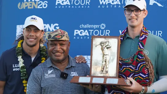 Jarome Luai, le Premier ministre de PNG James Marape et le vainqueur du PNG Open Josh Armstrong.