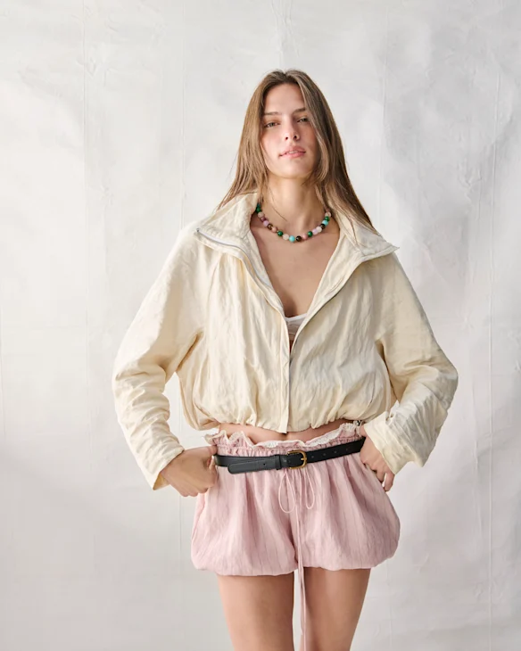 Veste Bianca Spender « Aether », 725 $. Soutien-gorge en maille LMND, 119 $. Short Zara, 70 $. Collier Reliquia « Toga », 179 $. Ceinture propre au modèle.