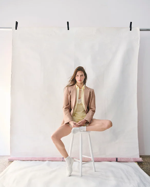 Blazer Oroton, 599 $. Chemise LMND « Chiara », 159 $. Camisole en dentelle Zara, 80 $, et short, 80 $. 