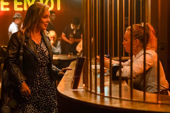 Sheridan Smith (à gauche) incarne une mère célibataire espérant frauder le casino de Liverpool où elle travaille dans The Cage. 