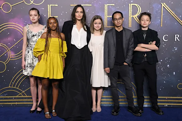 Sur les six enfants que partagent Brad Pitt et Angelina Jolie, quatre ont choisi d'abandonner le nom de leur père : (de gauche à droite) Shiloh, Zahara, Vivienne et Maddox.   