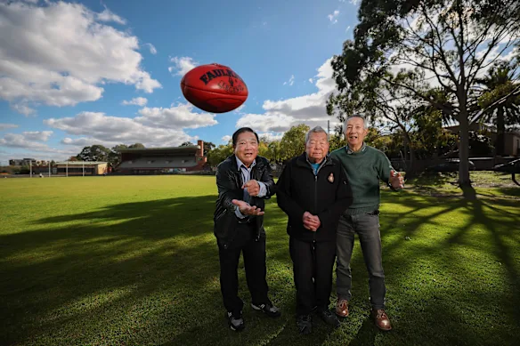 David Gung, Peter Louey et Harold Chin Quan étaient membres de l'équipe de football chinoise représentée dans un nouveau film, Carn the Chinese !