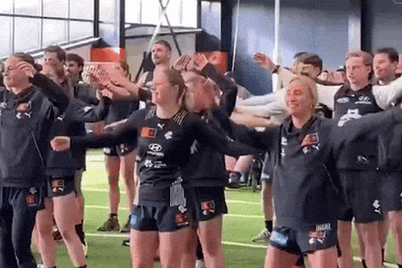 L'équipe masculine et féminine de Carlton montre ses mouvements et montre à quoi ressemble un club de football uni et intégré. 