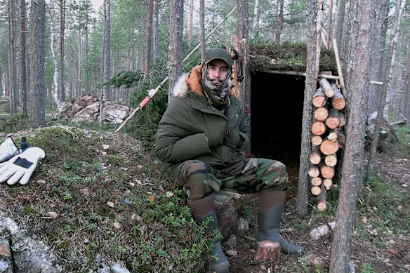 L'ancien réfugié Arash attribue son comportement au fait de passer en « mode survie ». 