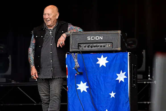 Anderson en colère de Rose Tattoo sur scène à Victoria en 2025.