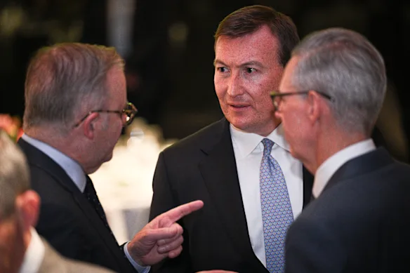 Le Premier ministre Anthony Albanese s'entretient avec le directeur général de la BCA, Bran Black (au centre) et le président Geoff Culbert en 2024.