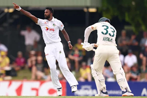 Ebadot Hossain célèbre le guichet de Marnus Labuschagne lors du premier test à Darwin.