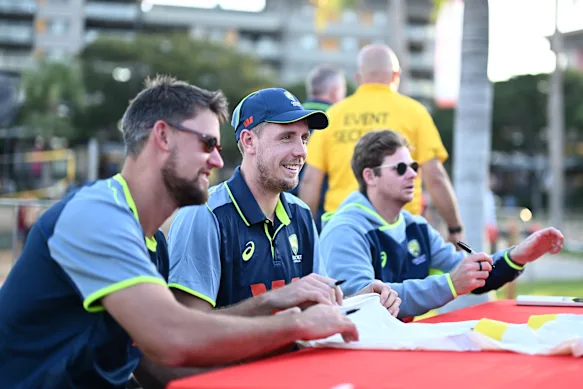 Cameron Green (au centre), polyvalent, signant des autographes pour les fans de cricket à Darwin, flanqué de Beau Webster (à gauche) et de Steve Smith.