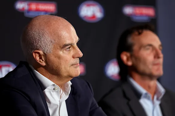 Le président de l'AFL, Craig Drummond (à gauche), avec le directeur général Andrew Dillon.