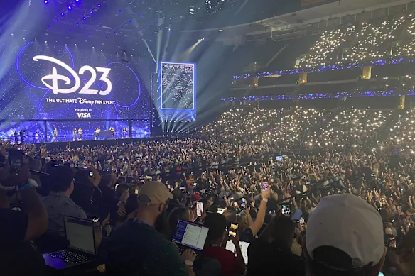 Des applaudisseurs heureux ? Les fans de Disney adorant l'autel de la Maison de la Souris en 2024.