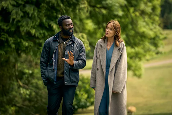 Même en civil, il n'y a aucune alchimie entre le père Hicks et sœur Anna.
