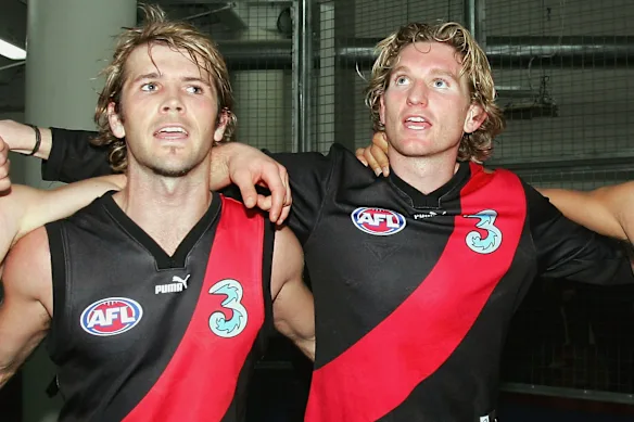 Grands amis et anciens coéquipiers Mark McVeigh et James Hird en 2004.
