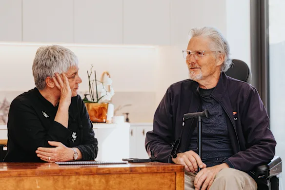 Matthew Cumming avec la biographe bénévole Kirsten Tilgals.