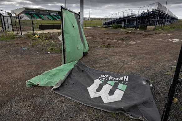 Les déménageurs ont pris ce qu'ils pouvaient sur le terrain de Western United mardi après que le club ait été mis en liquidation judiciaire.