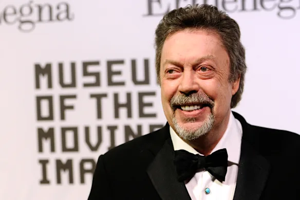 Avec sa voix résonante et son sourire diabolique, Tim Curry était une force imparable sur scène et à l'écran.