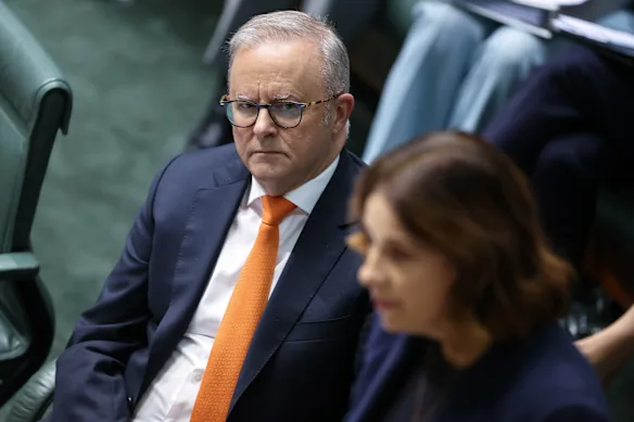 Le Premier ministre Anthony Albanese et la ministre des Communications Anika Wells.