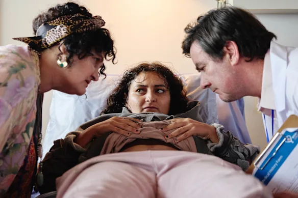 Yvette Parsons, Hannah Lynch et Jonny Brugh dans Maman de Thunderlips, je suis enceinte d'un extraterrestre.