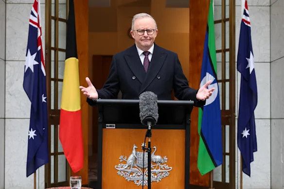 Anthony Albanese lors d'une conférence de presse à Canberra vendredi matin.