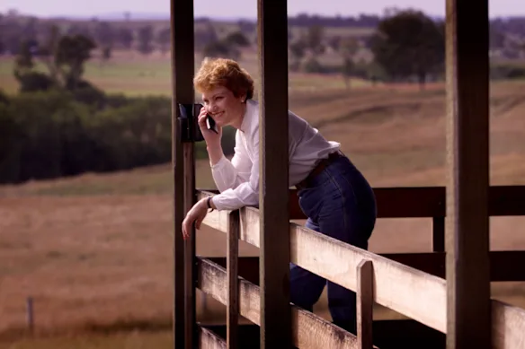 Pauline Hanson sur la véranda de sa maison de campagne près d'Ipswich le matin après que son parti One Nation a remporté des sièges aux élections du Queensland.