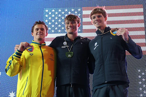 Isaac Cooper, médaillé d'argent, avec Quintin McCarty (or) et Will Modglin (bronze) sur le podium.