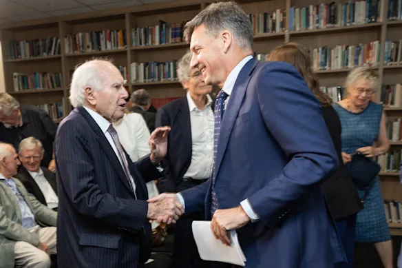 L'ancien Premier ministre John Howard et Angus Taylor au Centre d'études indépendantes en février.