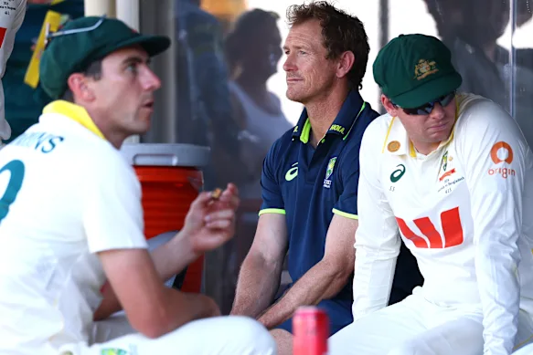 Pat Cummins, le président de sélection George Bailey et Steve Smith lors d'une journée difficile pour l'Australie.
