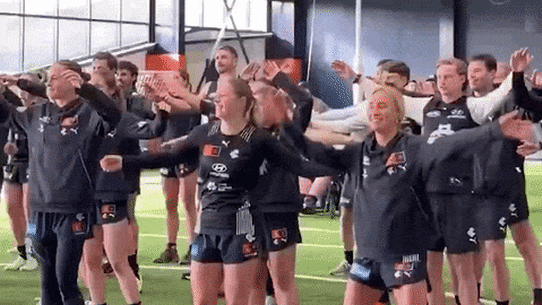 L'équipe masculine et féminine de Carlton montre ses mouvements et montre à quoi ressemble un club de football uni et intégré.