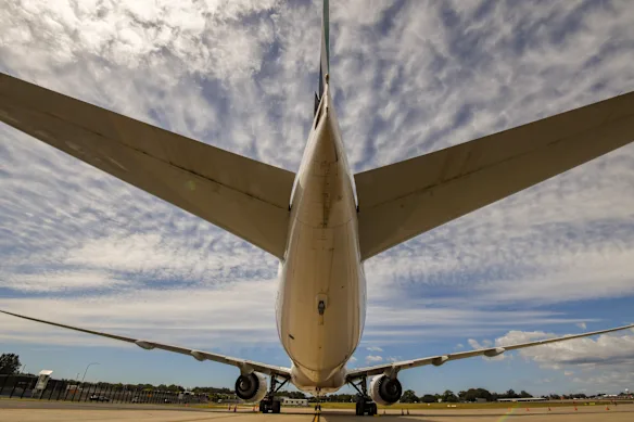 Les avions restent inactifs sur la voie de circulation après l'atterrissage alors qu'ils attendent des créneaux horaires à l'aéroport de Sydney.
