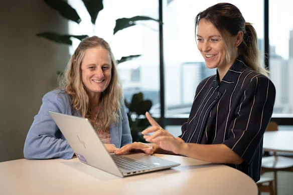 Jackie Shelton, partenaire de KPMG, et Linda Aulbach, responsable de l'IA et des solutions numériques, ont déclaré qu'aucun d'eux ne voulait arrêter le programme de mentorat inversé auquel ils ont rejoint plus tôt cette année.