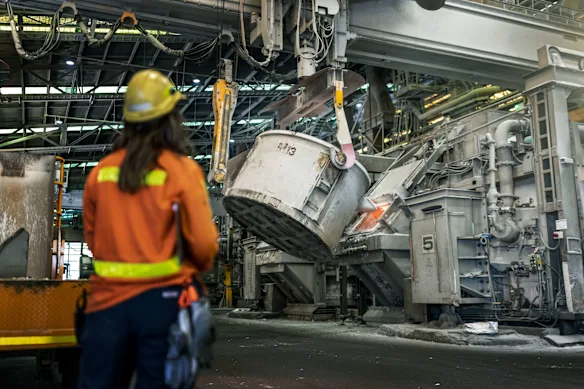 Un travailleur chez Tomago Aluminum en Nouvelle-Galles du Sud.