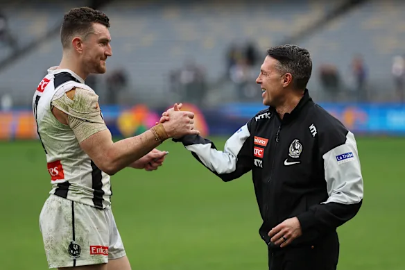 Craig McRae (à droite) embrasse Dan McStay après la victoire des Magpies sous-équipés sur les Eagles à Perth.