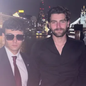 Andre Mamet, alias « Ausmaxx », avec l'influenceur d'extrême droite Jack Gordon à Londres le mois dernier.