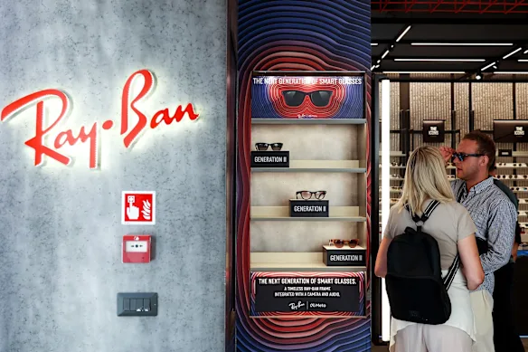 Lunettes intelligentes Ray-Ban Meta dans un magasin de lunettes Ray-Ban à Rome.