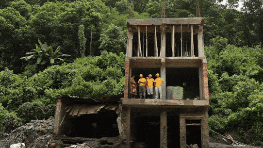 Les équipes de secours fouillent les décombres d'un bâtiment à Dhunge.