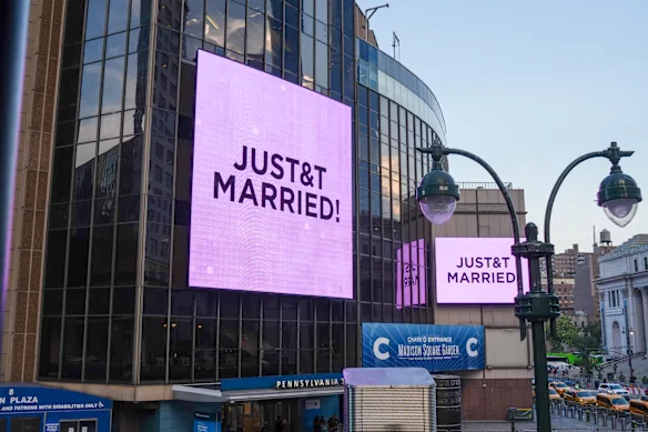 Le couple s'est marié au Madison Square Garden de New York. Après l'échange des vœux, des panneaux publicitaires à l'extérieur se sont allumés pour annoncer que le couple était désormais marié.